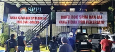 Tolak Mutasi Sepihak,...