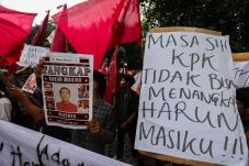 Mahasiswa Desak KPK...