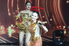 Wika Salim Bawakan Lagu...