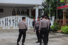 Polisi Berjaga Saat...