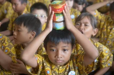 Tradisi Berbagi Kue...
