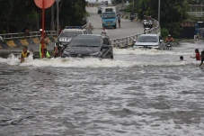 Potret Kendaraan Menerjang...