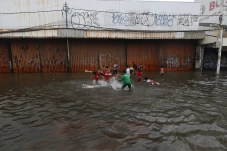 Banjir Rendam Ruas Jalan...