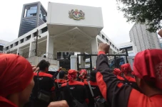 Tuntut Keadilan bagi...