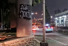 Coretan Dinding Adili...