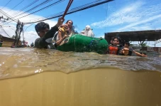 Banjir Rendam Makassar,...