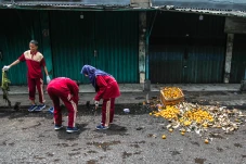 Potret Siswa Bersihkan...