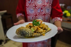 Menyantap Hidangan Peranakan...