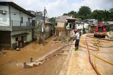 Pasca Banjir, Petugas...