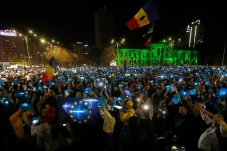 Ribuan Warga Rumania...