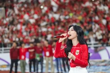 Isyana Sarasvati Bakar...