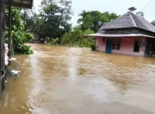 Luapan Sungai Picu Banjir...