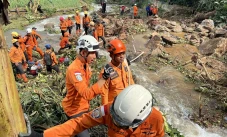 Tanah Longsor Terjang...