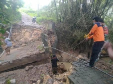 Tanah Longsor Landa...