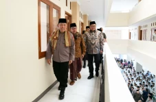 Dorong Pendidikan Santri,...