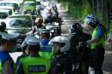 Polisi Tilang Pengendara...