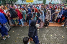 Warga Antre Sembako...