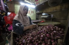 BPS Catat Deflasi Nasional...