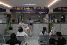 Warga Jakarta Nikmati...