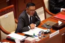 Menteri Luar Negeri...