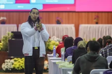 Ade Rai Berikan Edukasi...