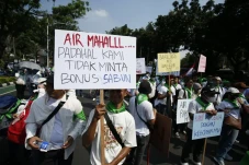 Protes Penggolongan...
