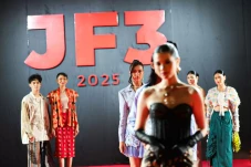 Desainer Lokal dan Internasional...