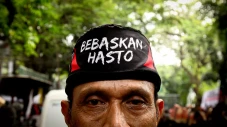 Sejumlah massa melakukan...