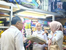Pasar Legendaris Sepi,...