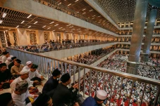 Ribuan Umat Muslim Padati...