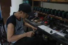 Mengintip Produksi Sepatu...