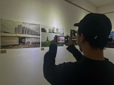 Melihat Pameran Foto...