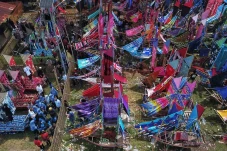 Ratusan Perahu Pinisi...