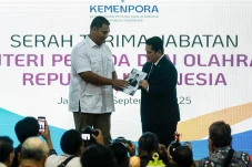 Erick Thohir Resmi Gantikan...