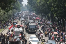 TNI Makin Dihati, Pawai...
