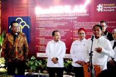 Menteri Hukum Serahkan...
