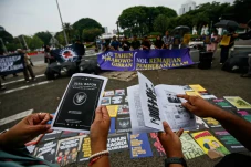 Aksi Damai di Depan...