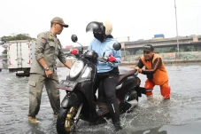 Banjir Rob Genangi Jakarta...