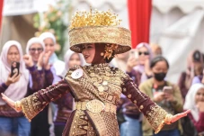 Keanekaragaman Busana...
