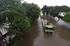 Truk Terobos Banjir...
