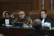 Disidang Kasus LNG,...
