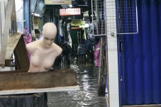 Hujan Deras Rendam Pasar...