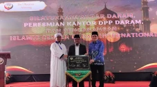Resmikan Kantor Pusat...
