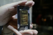 Harga Emas Antam Turun...
