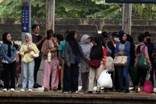 Di Balik Padatnya Antrean...