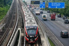 Pengguna LRT Jabodebek...