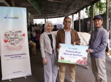AXA Mandiri Serahkan...