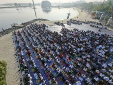 Ratusan Jemaah Salat...