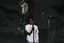 Daniel Caesar Sapa Penggemar...
