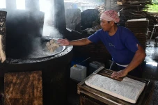 Rupiah Tembus Rp18.000,...